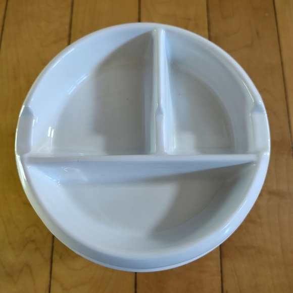 Our Table Simply White Ramen Noodles Ceramic Bowl With Partitioned Lid - Picture 2 of 6